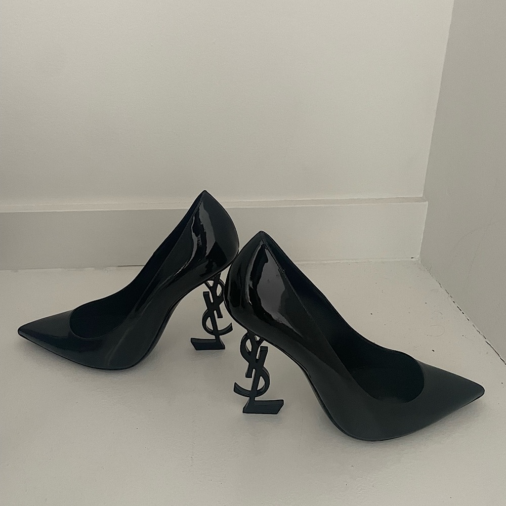 OPYUM PUMPS IN PATENT LEATHER